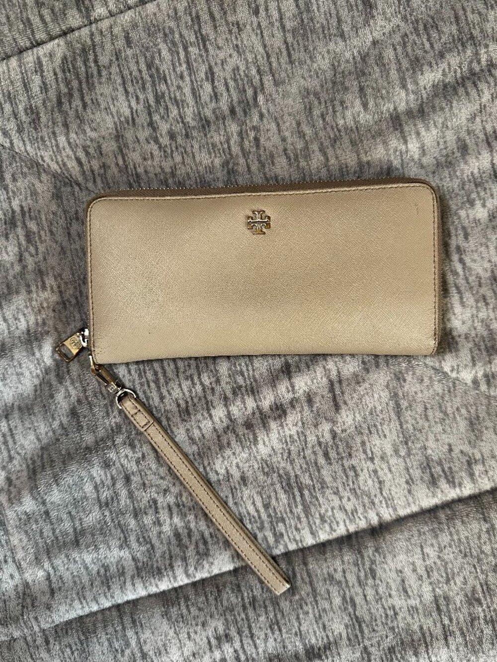 Tory Burch Robinson Zip Continental Wristlet Wallet - Taupe / Gray